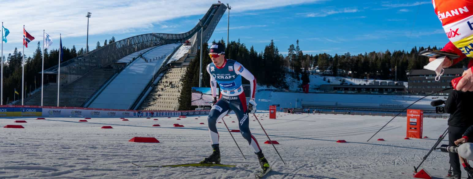 Kombinert er skihopp etterfulgt av langrenn. Her går Jarl Magnus Riiber i Holmenkollen i 2022.