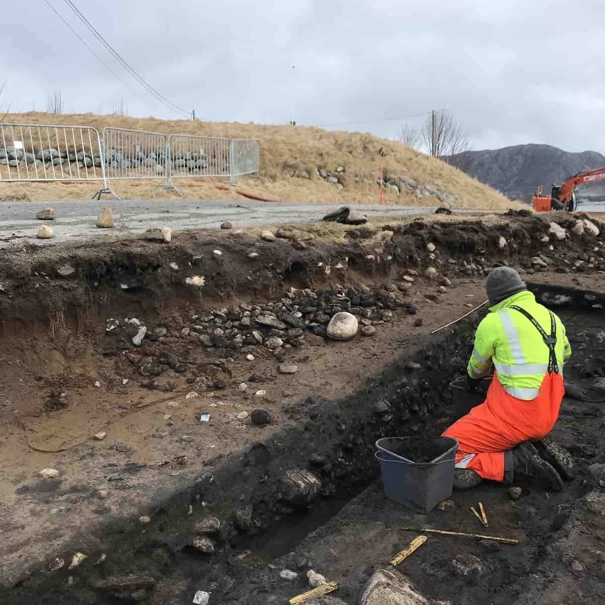 Arkeologisk utgraving ved Giskegjerdet, Giske kommune. Mjeltehaugen i bakgrunnen.