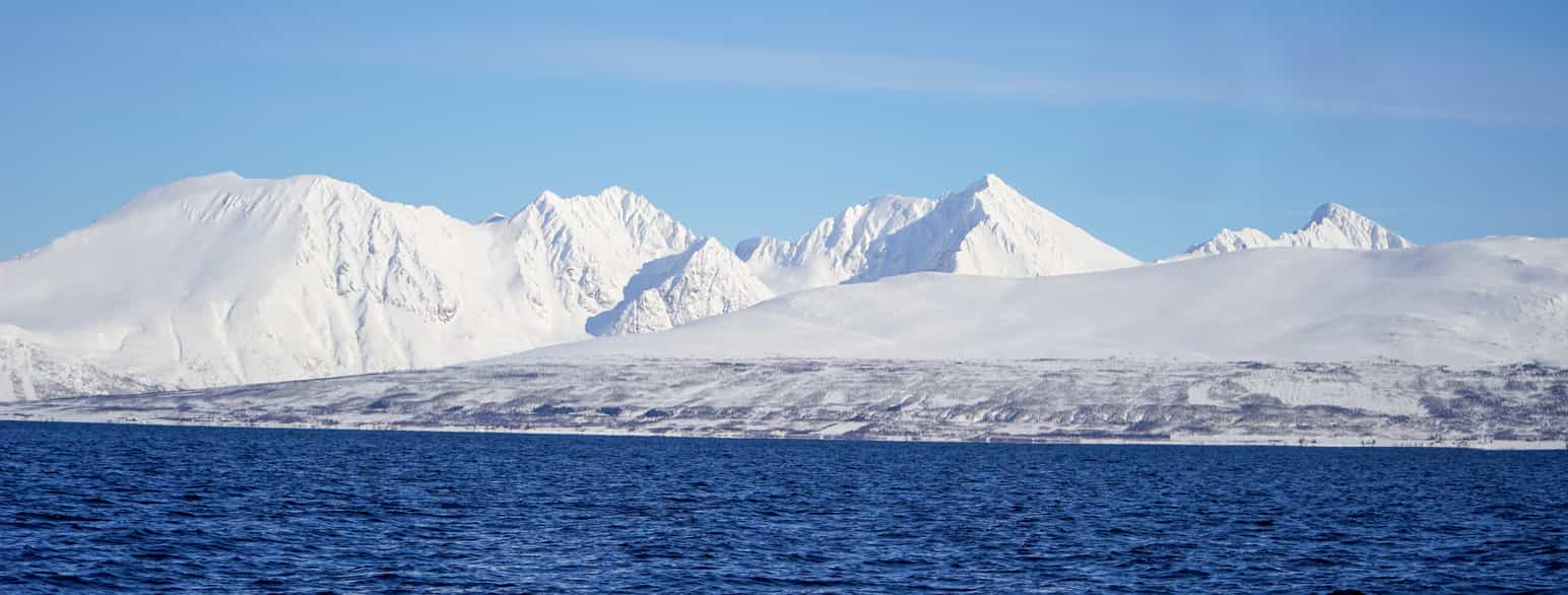 Norge er kjent for en lang kyst med fjell og fjorder. Her fra Lyngen i Troms og Finnmark