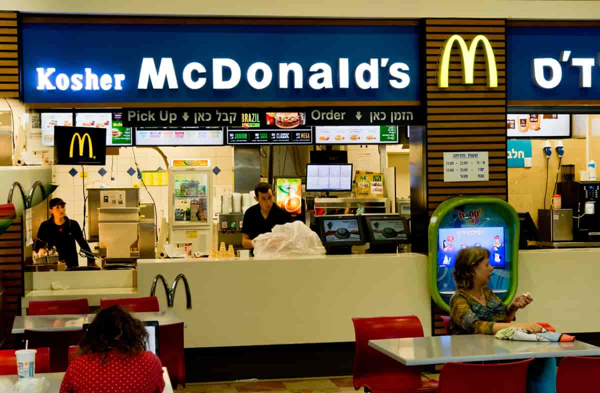 Fotografi fra en McDonalds-restaurant. På skiltet over disken står det Kosher McDonald's.