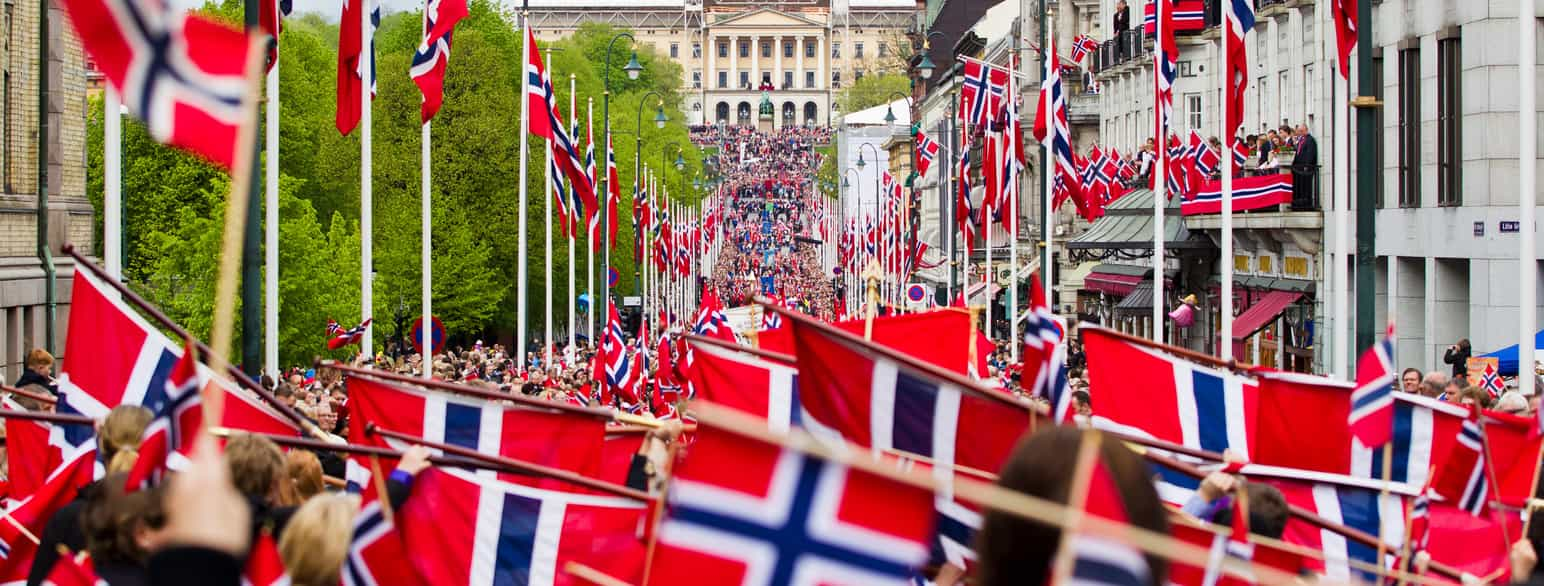 Foto fra barnetoget på vei opp mot slottet i Oslo