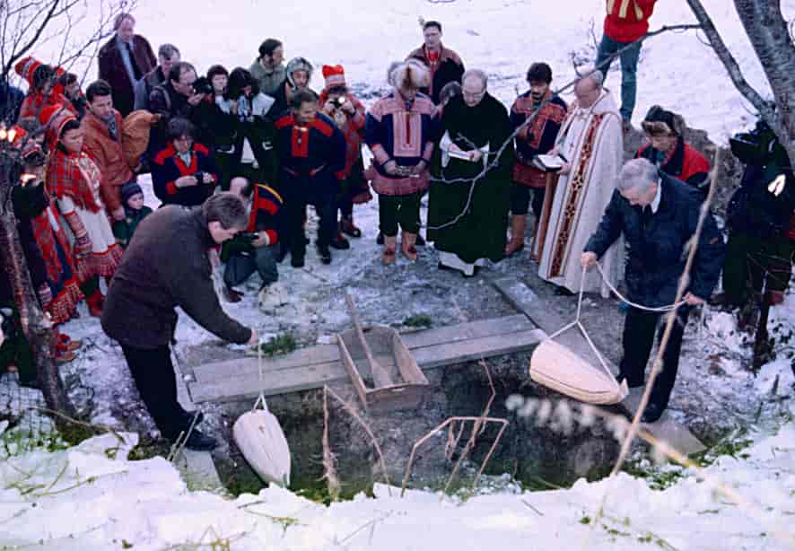 Hodeskallene til Mons Somby og Aslak Hætta blir begravet i Kåfjord i Alta (1997)