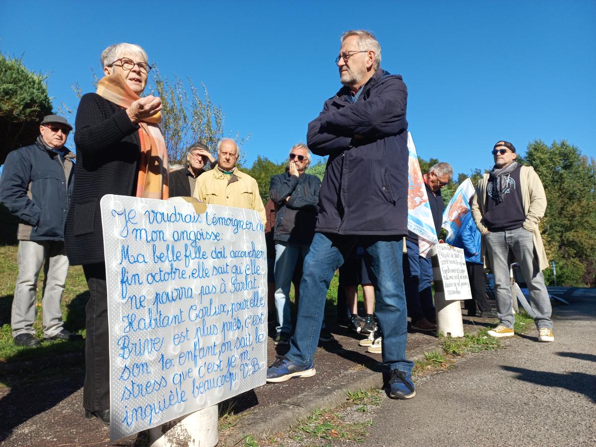 Nicole Marty, présidente du collectif Sauvons l’hôpital de Sarlat qui a organisé ce rassemblement pour la maternité. Devant elle, le témoignage écrit d’une mère.