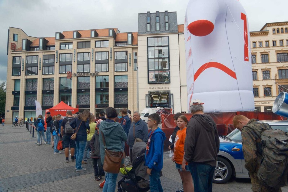 Am Donnerstag versammelten sich einige Fans auf dem Markt, um ein Autogramm von RB Leipzigs Trainer zu ergattern.