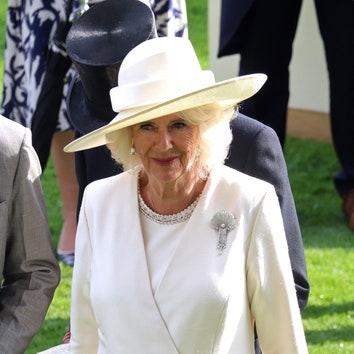 Queen Camilla pays tribute to Queen Elizabeth II and the Queen Mother at Ascot with heirloom diamond brooch