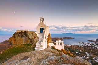 Encantadoras vistas de los edificios encalados y las playas de Serifos .