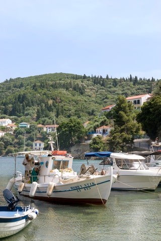 Barcos atracados en la costa de Ítaca .