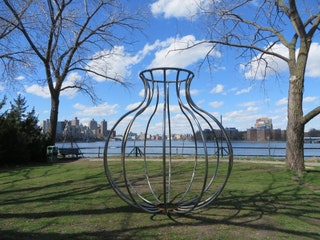 Escultura de metal en Socrates Sculpture Park Nueva York.