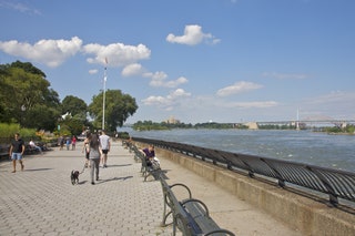 Paseo junto al East River en Carl Schurz Park Nueva York.