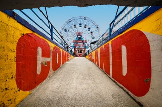 Cartel de Coney Island a la entrada de la feria.