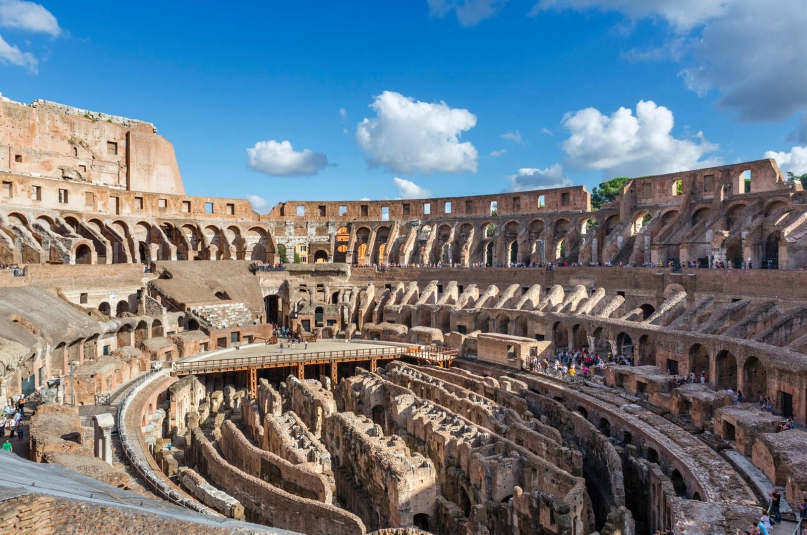 El interior del Coliseo Romano en Roma Italia