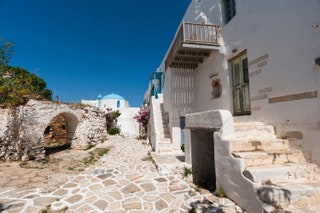 Calle de piedra en Antíparos Grecia.