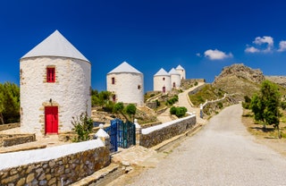 Casas cónicas blancas en una colina en Leros Grecia.