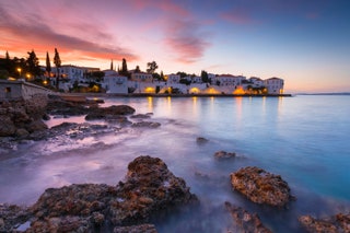 Línea de costa de Spetses Grecia al atardecer.