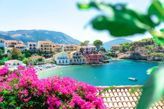 Coloridas casas a pie de playa en Cefalonia Grecia.