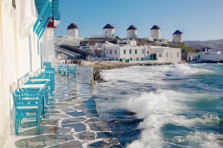 Olas rompiendo contra la orilla en Mykonos Grecia.