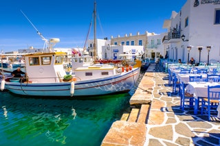 Restaurantes y barcos de pesca en el puerto de Paros Grecia