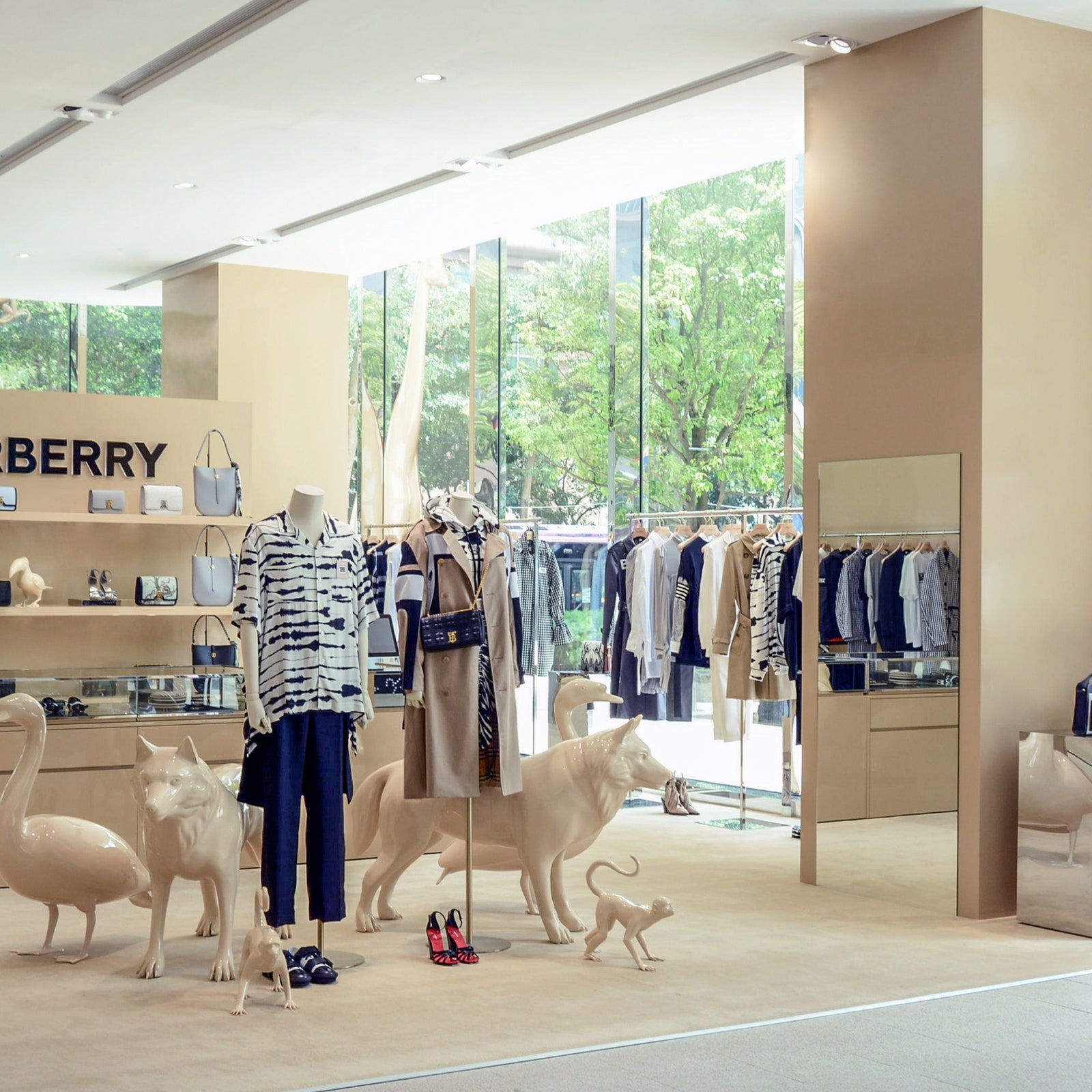 BURBERRY遠東信義A13限時專門店舒服的米色系裝潢，打造如動物園般包圍的愉悅感受