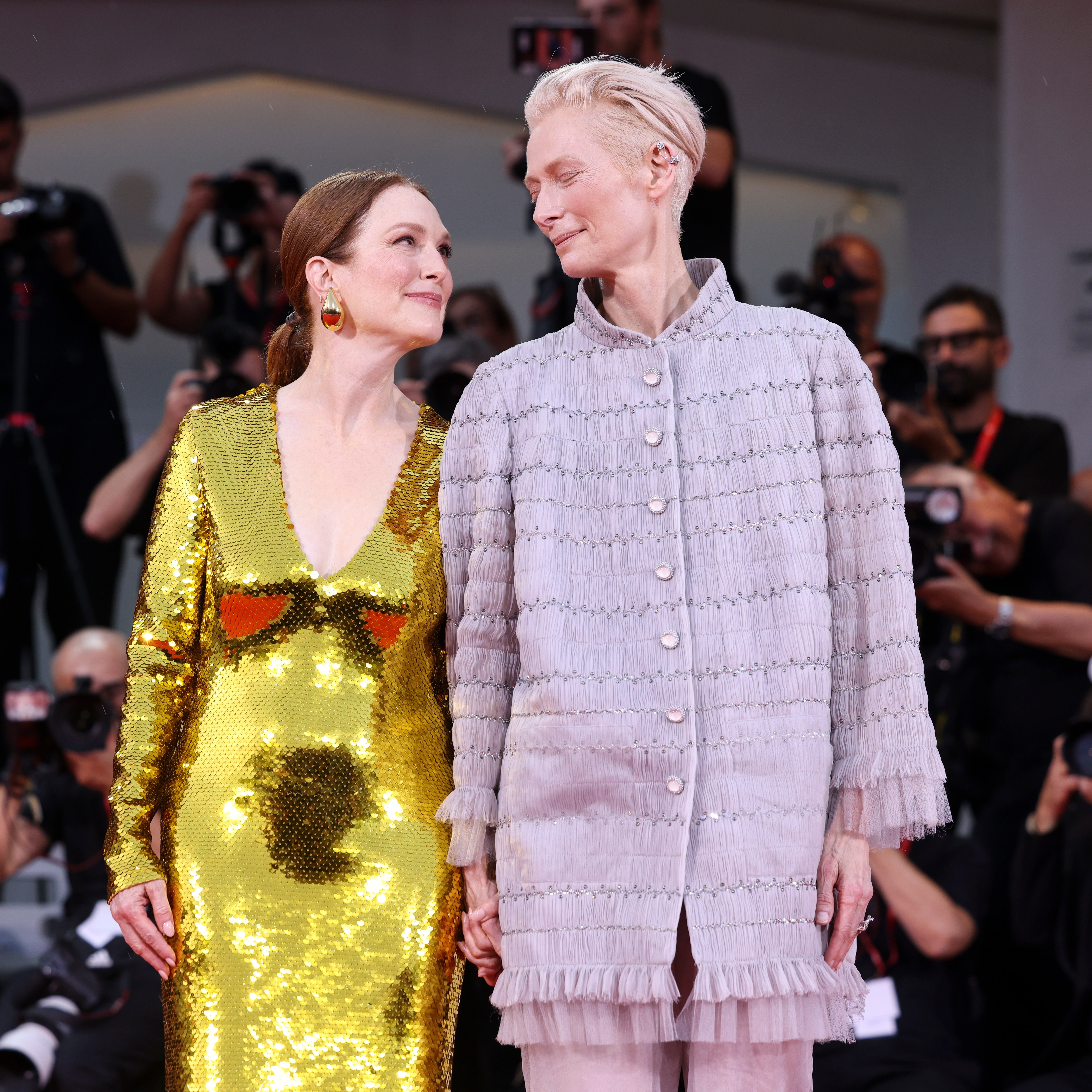 2024威尼斯影展紅毯造型全輯：仙人來了！Tilda Swinton與Julianne Moore俏皮互動引熱議