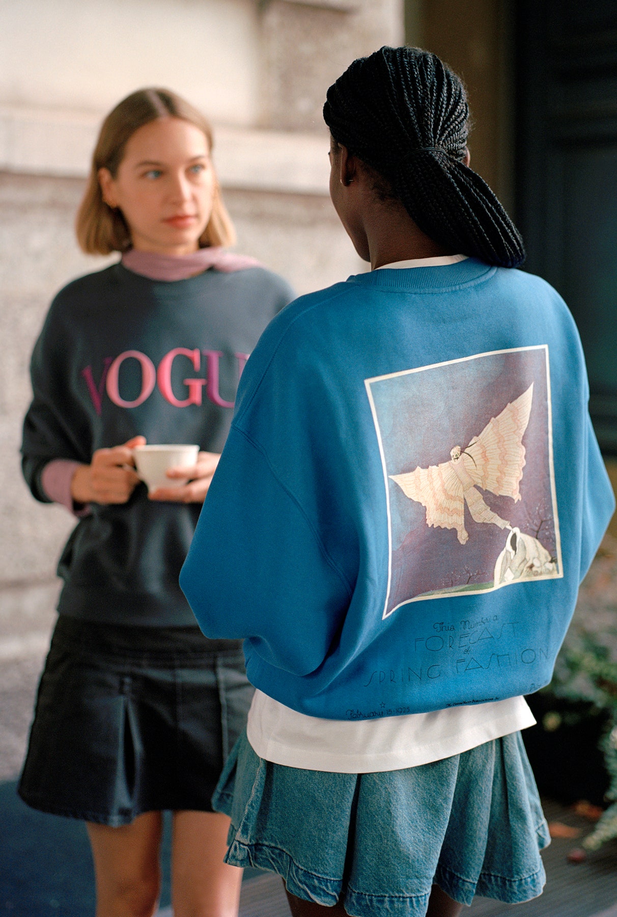 VOGUE Sweatshirt Tornado Grey mit bunter LogoStickerei 139 Euro und VOGUE Sweatshirt Dove Blue mit CoverPrint 149 Euro.