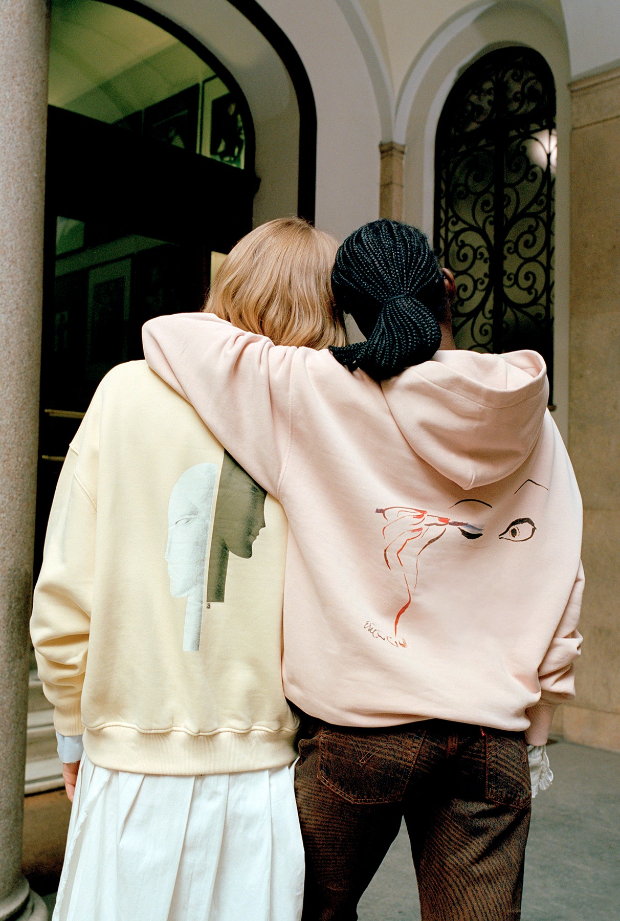 VOGUE Sweatshirt Vanilla mit CoverPrint 149 Euro und VOGUE Oversized Hoodie Smokey Rose mit CoverPrint 169 Euro.