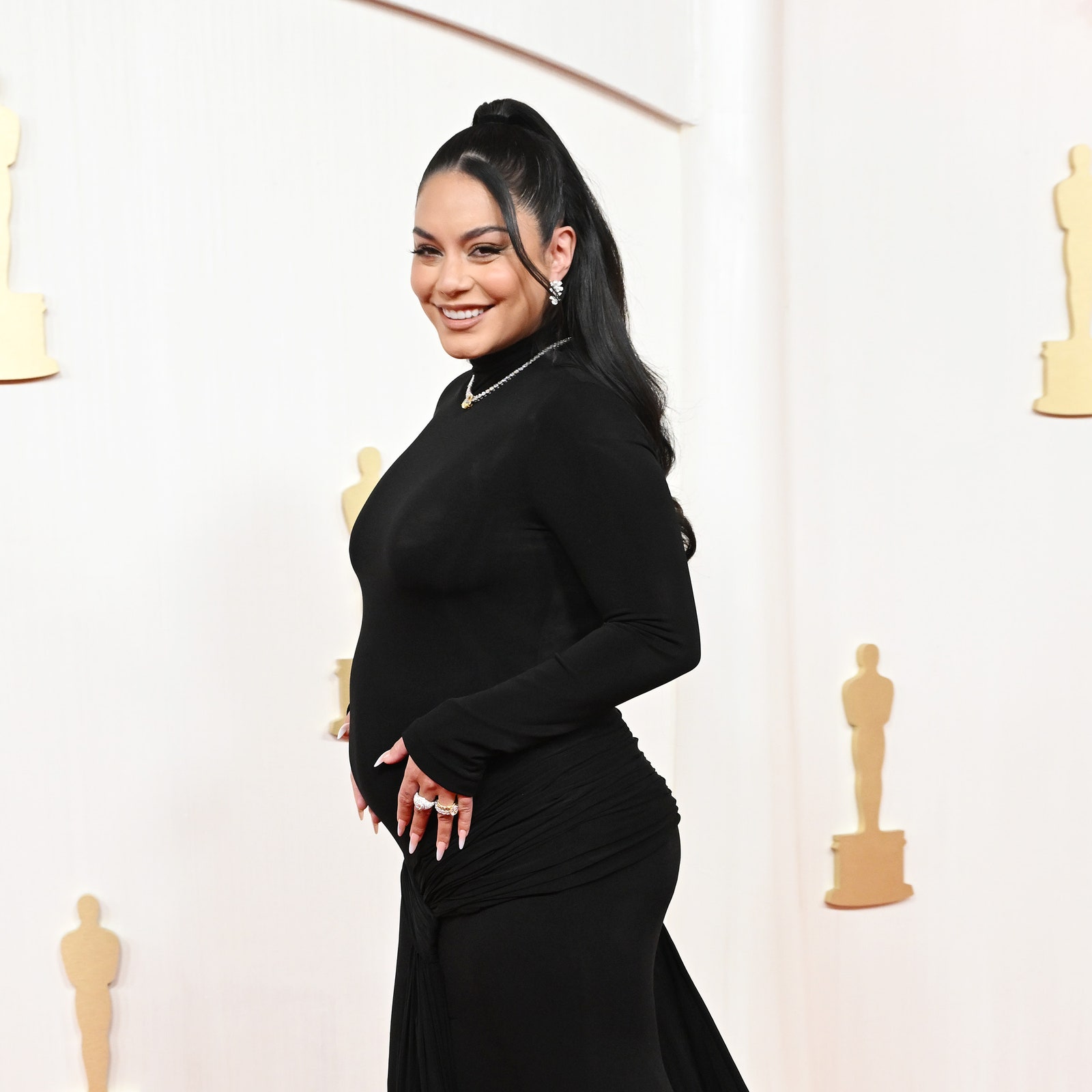 Vanessa Hudgens ist schwanger &#8211; und hat gerade ihren Babybauch auf dem roten Teppich der Oscars enthüllt