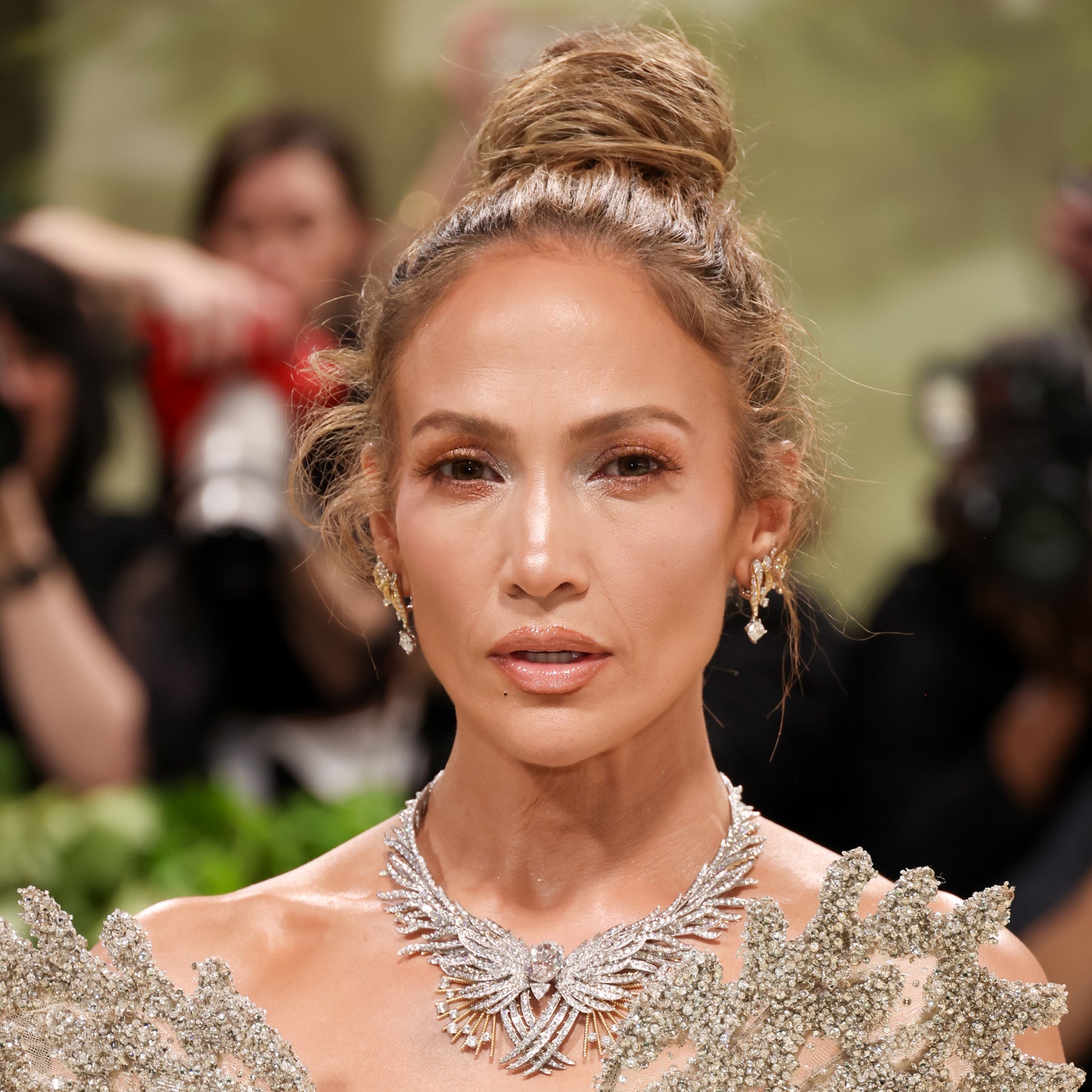 Jennifer Lopez' lässiger Haarknoten bei der Met Gala ist die perfekte Balance zu ihrem Naked Dress von Schiaparelli