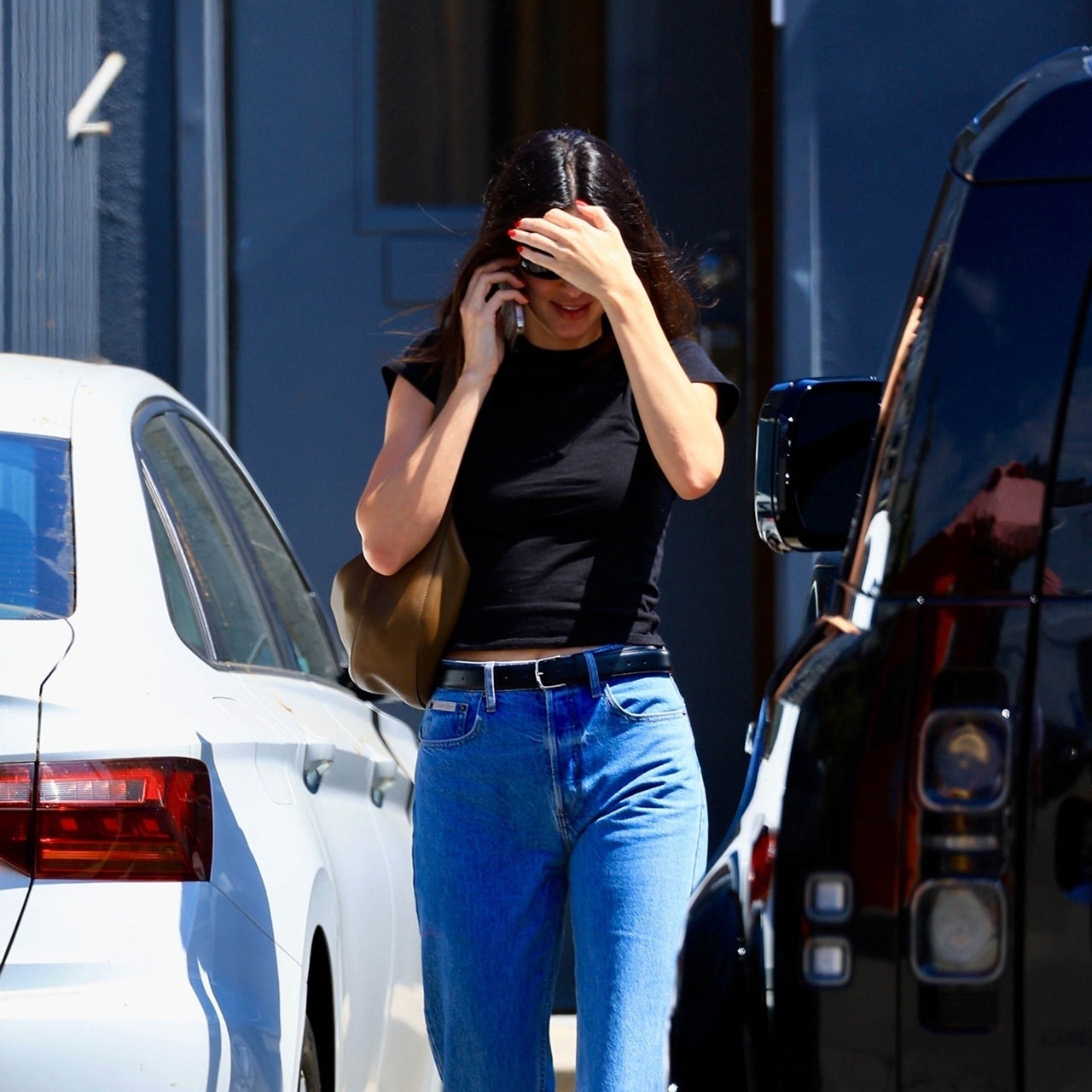 Kendall Jenner kombiniert Jeans und Sandalen jetzt so mühelos wie Jennifer Aniston in den 90ern