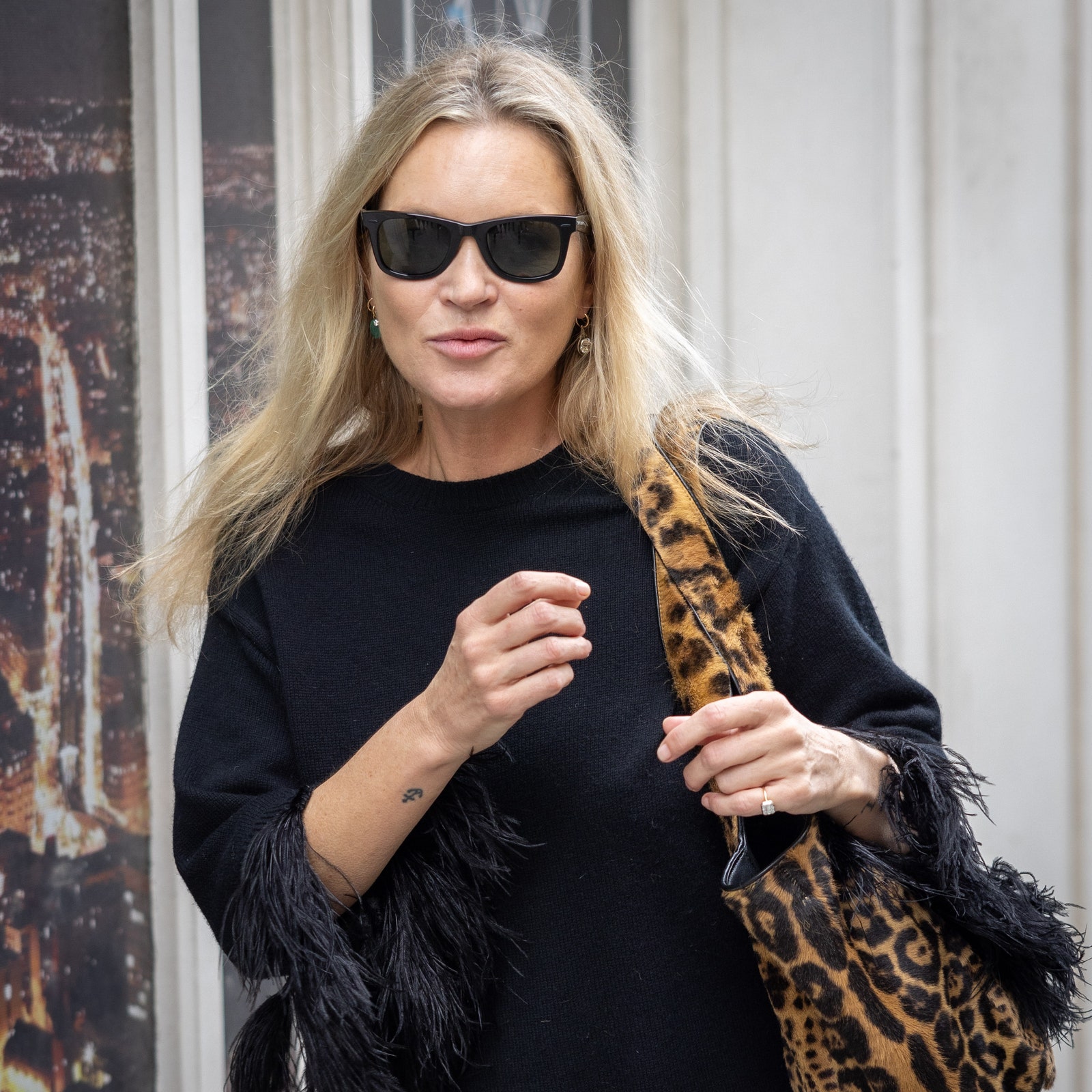 Kate Moss bestätigt in Paris: Im Herbst 2024 sollten Sie auf Taschen-Trends mit Leopardenmuster setzen