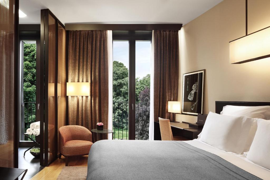 Ein Schlafzimmer im Hotel Bulgari Hotel Milano in Mailand