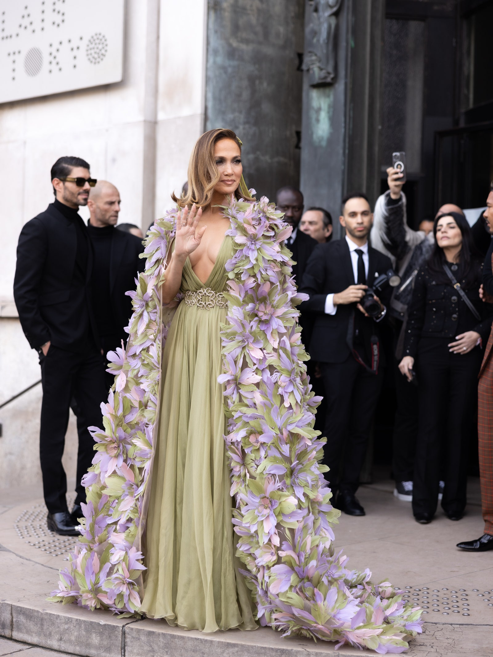 Jennifer Lopez chic en robe noire au dfil Valentino haute couture