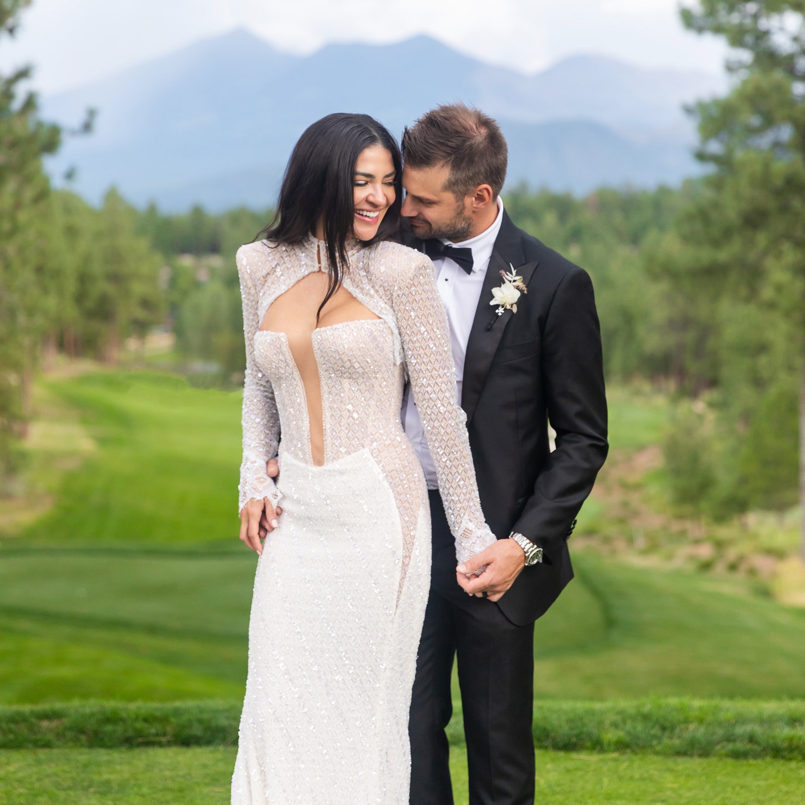 Pour son mariage, Jessica Szohr, actrice de Gossip Girl, a choisi une robe de mariée Galia Lahav avec un voile en cristal brodé d'une citation de son grand-père