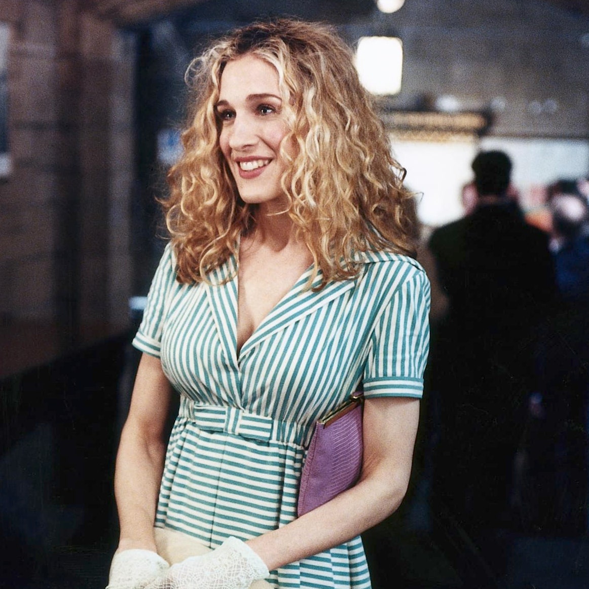 La permanente de Carrie Bradshaw está de vuelta y así se lleva en Otoño-Invierno 2023