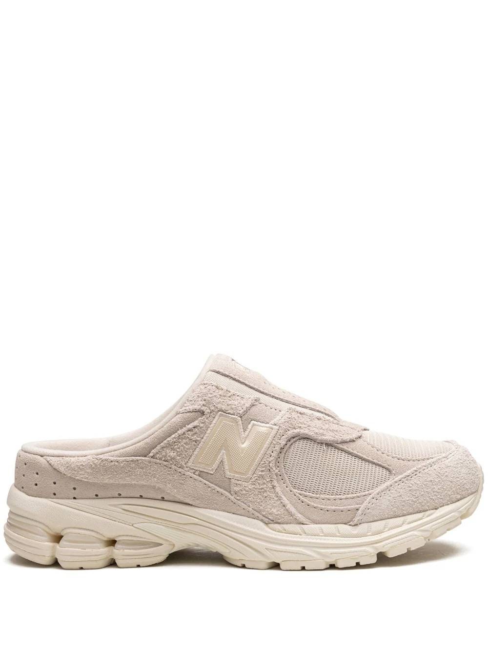 Tenis mules de suela chunky de New Balance.