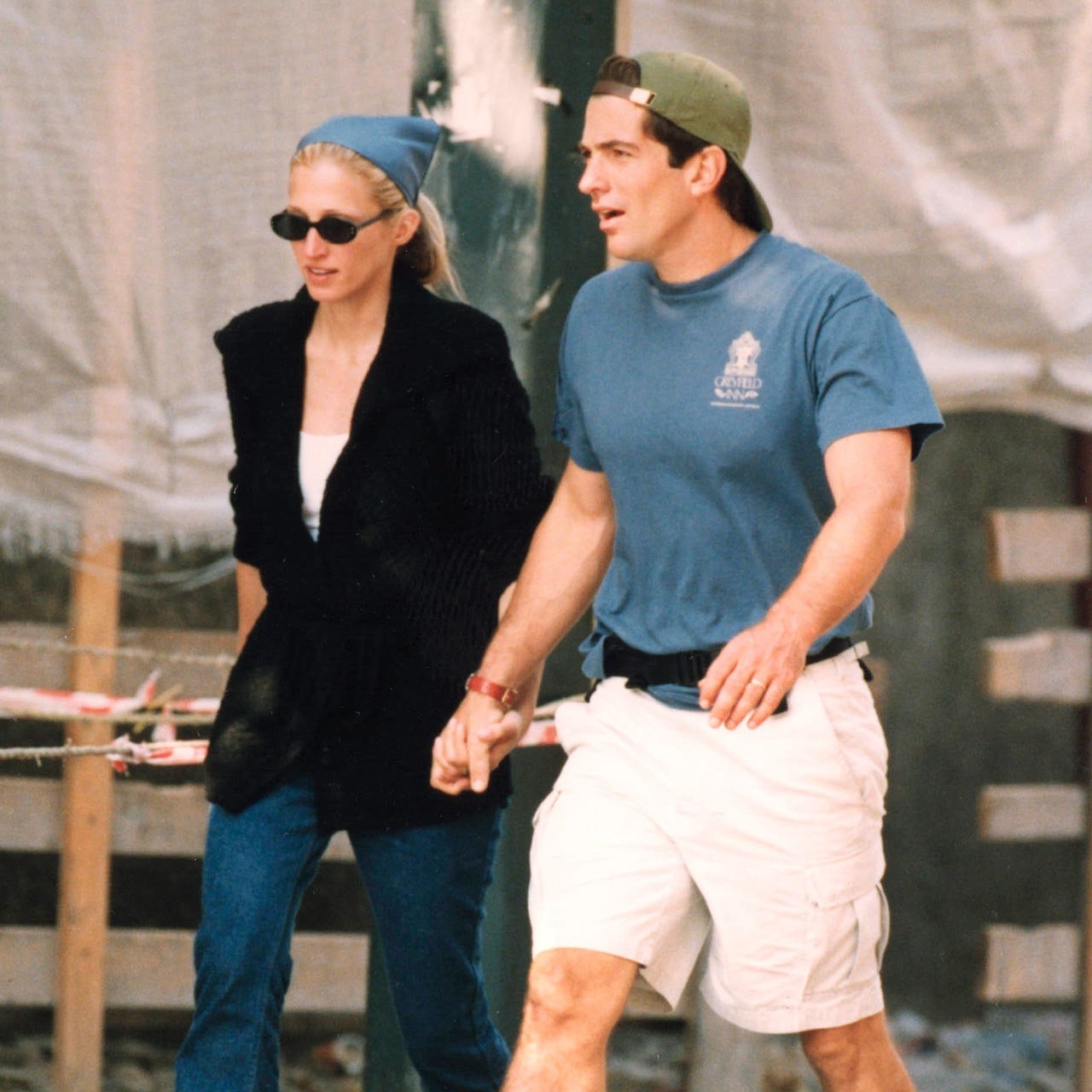 El día que Carolyn Bessete-Kennedy mostró cómo llevar un vestido midi con los zapatos pumps a un nuevo nivel de estilo