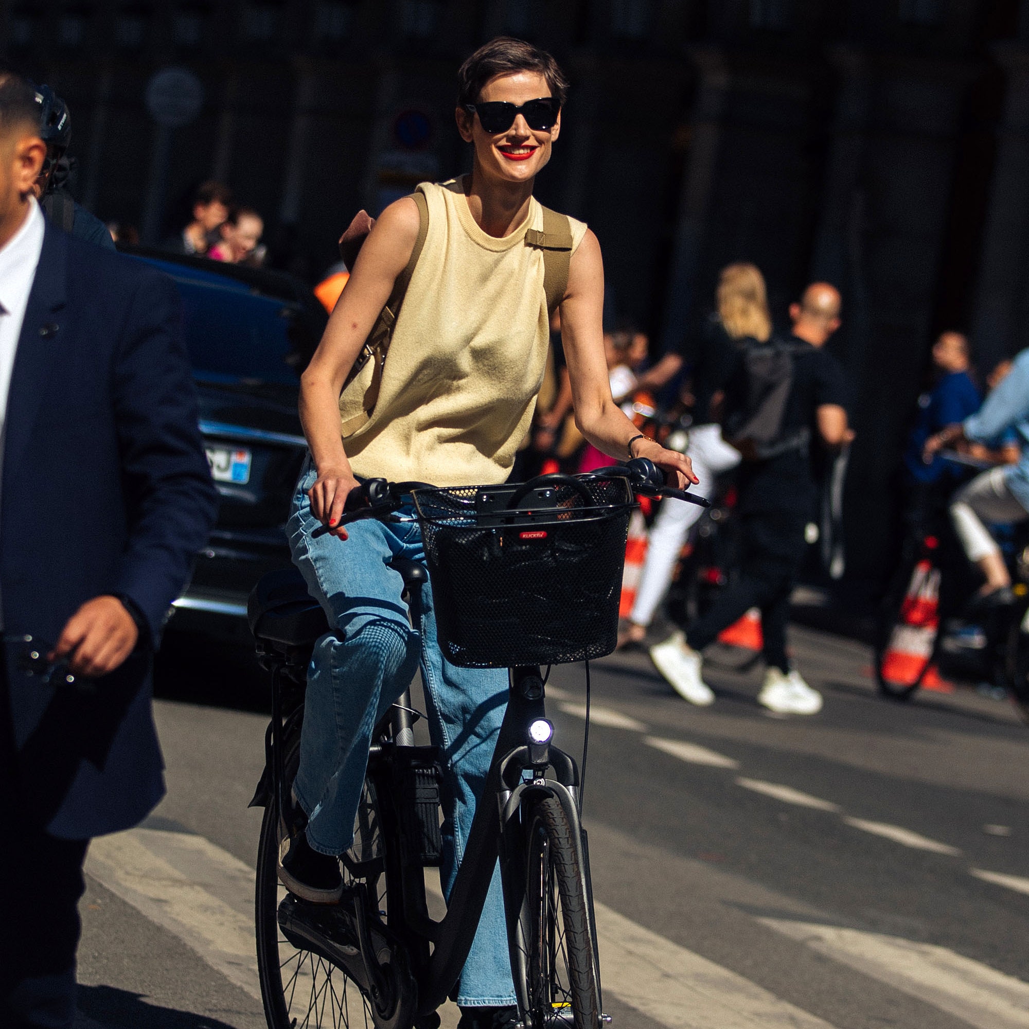 Con qué zapatos y sandalias llevar jeans culotte para la silueta petite este verano 2024