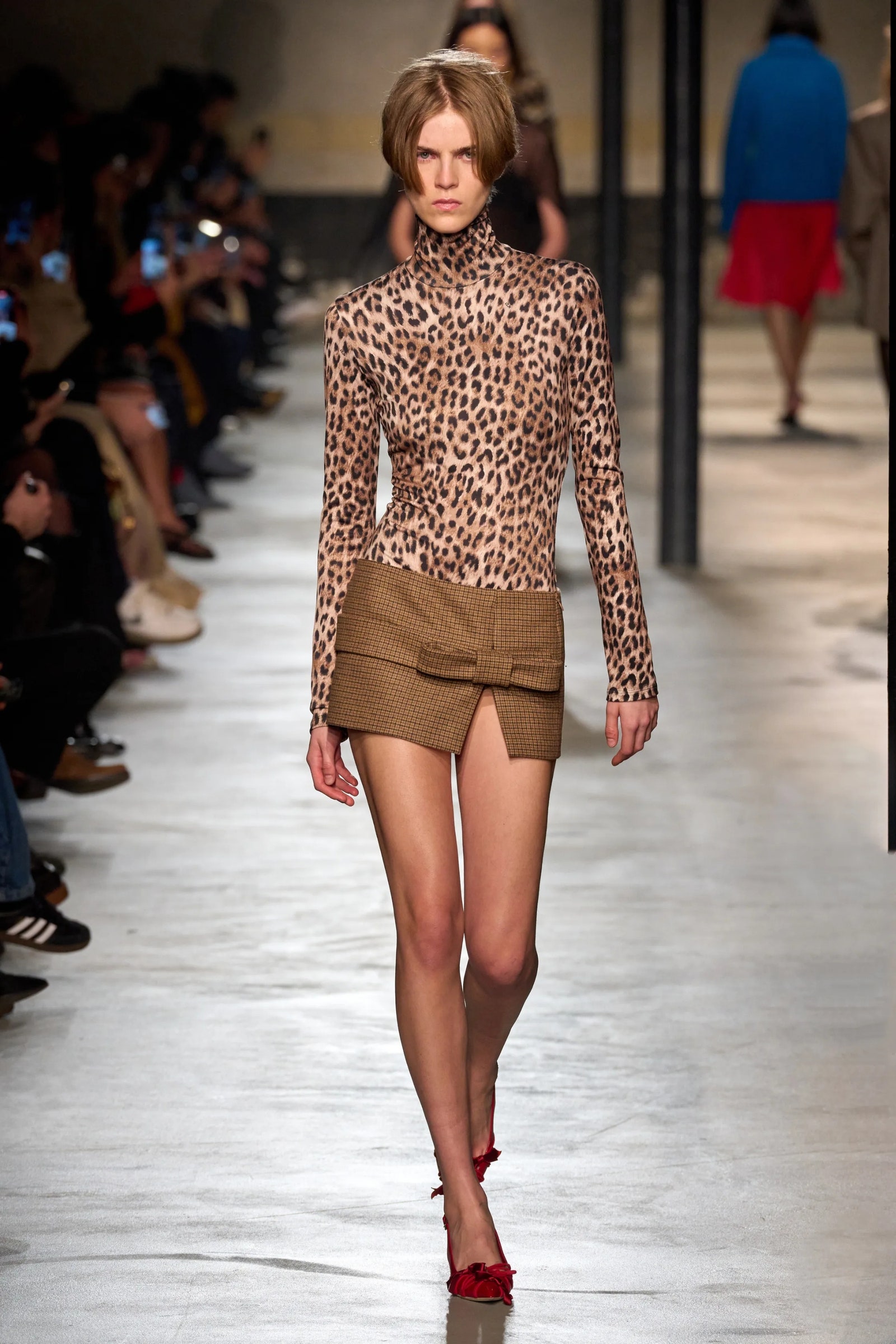 Modelo luce una minifalda con blusa de leopardo en No21 OtoñoInvierno 2024