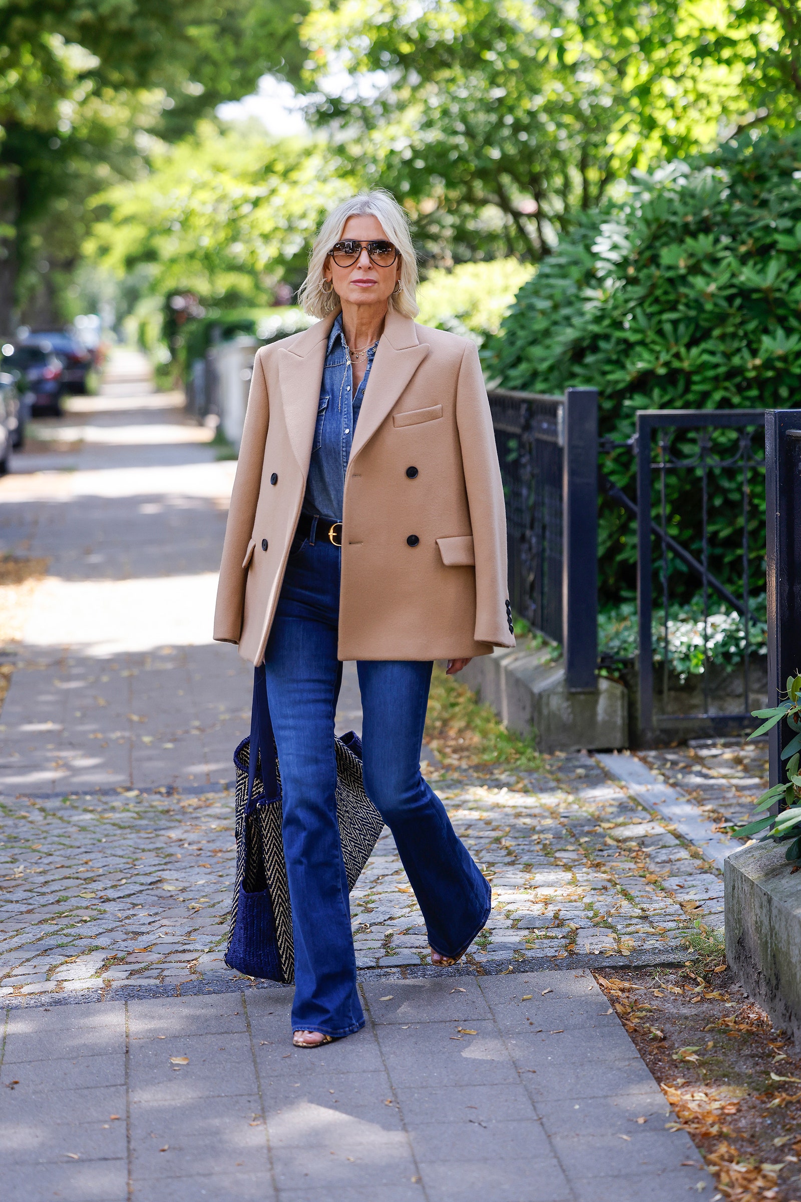 Blazer beige con jeans acampanados