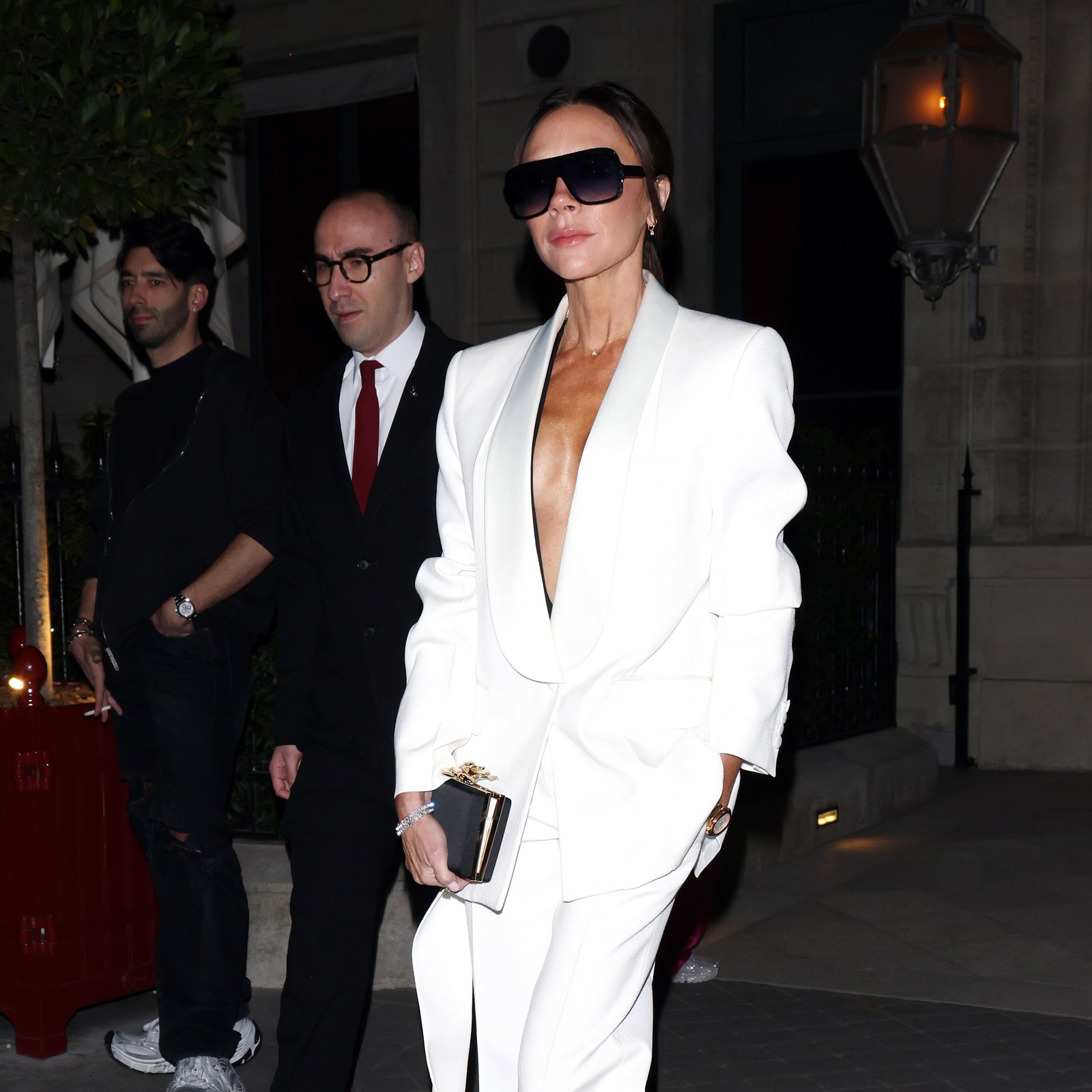 Victoria Beckham combina pantalones acampanados color blanco con un saco elegante en octubre 2024