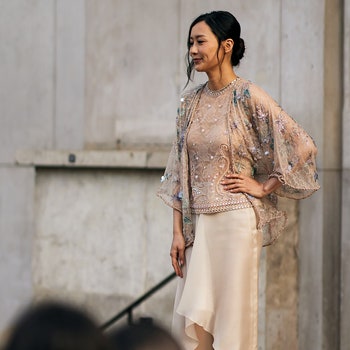 Faldas satinadas, la tendencia que se lleva con blusas boho en Otoño-Invierno 2024