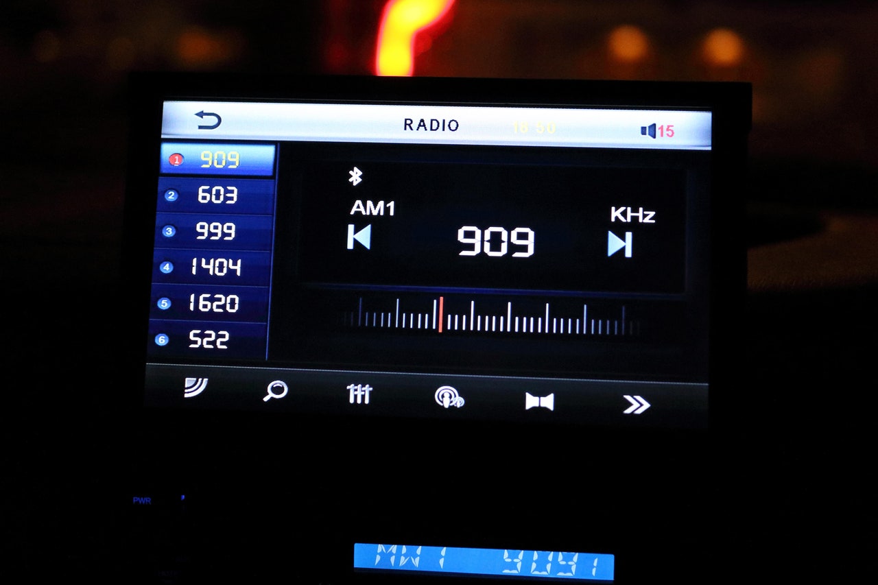 Automakers Want AM Radios Out of Cars. Congress Is About to Require Them