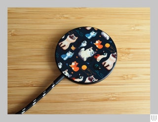 Discshaped wireless charger with pattern of small animals