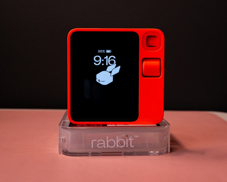 AIデバイス「rabbit r1」が正式発売、CEOが語った壮大なビジョンが示していること