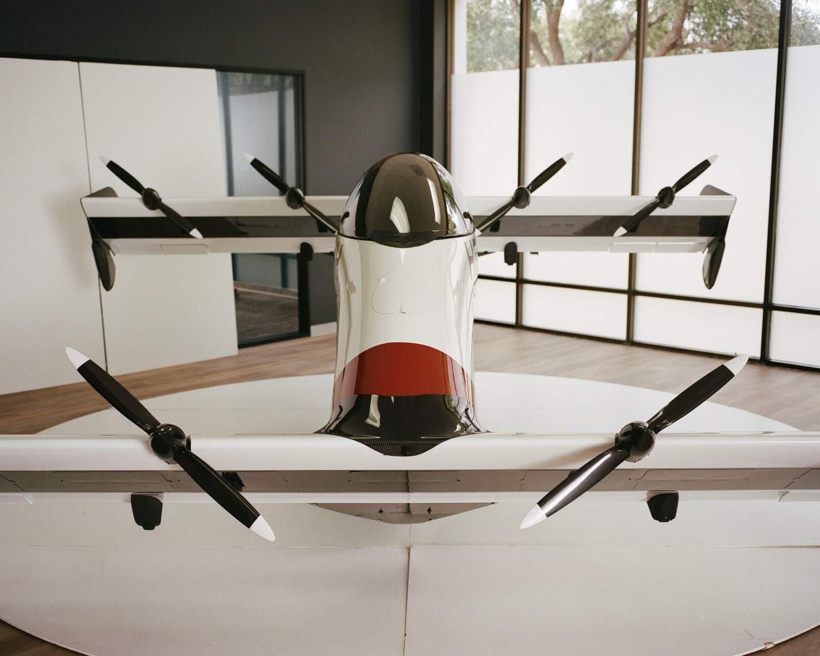 米国カリフォルニア州パロアルトにあるPivotal本社のロビーに展示された、単座の軽型eVTOL機Helix。