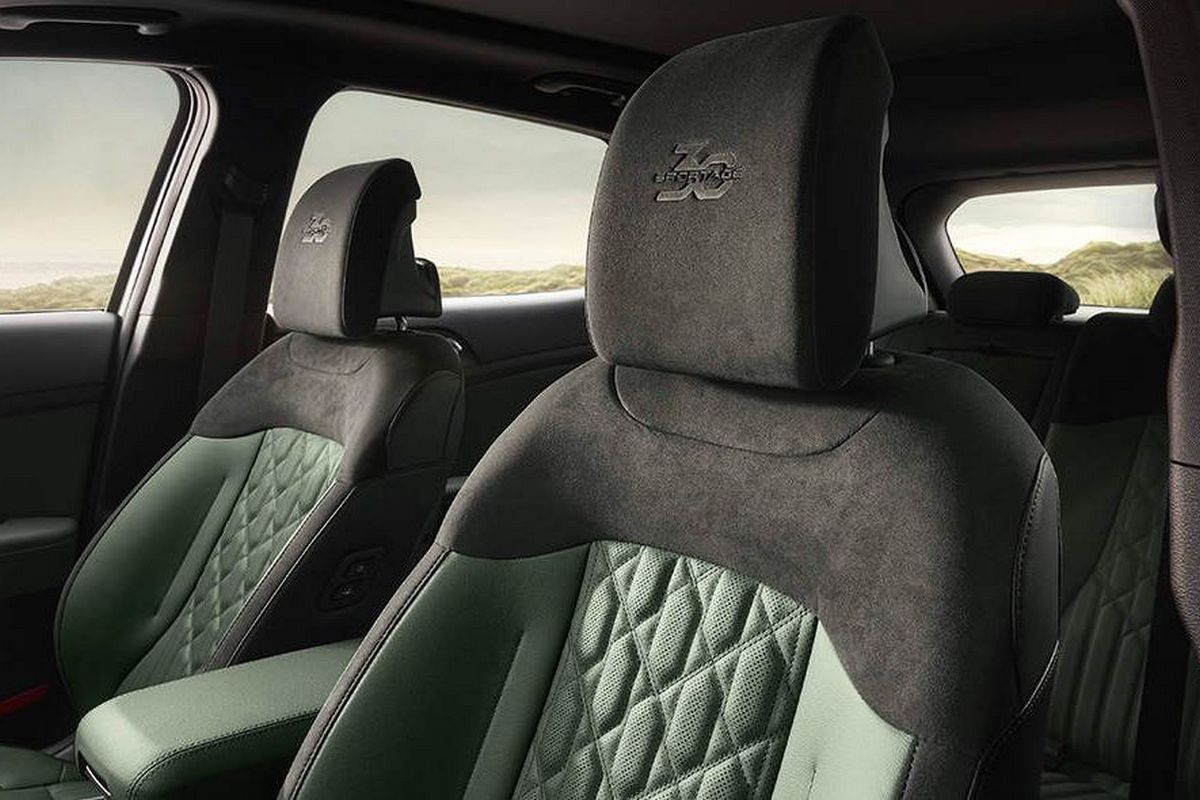 座艙配隔音夾層玻璃，座椅繡有30 Sportage字樣與配備八具氣囊。
