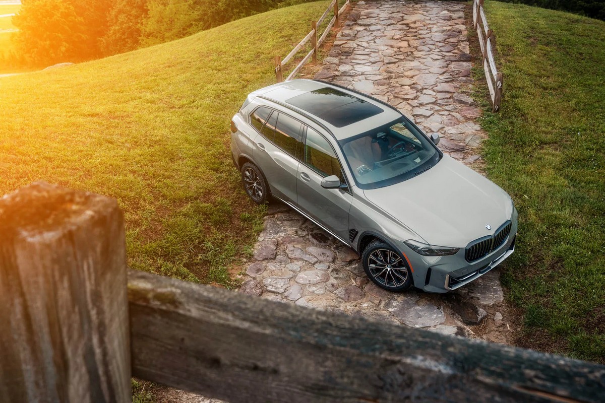 美國BMW推出限量1,000輛的X5 Silver Anniversary Edition，X5 Silver Anniversary Edition外觀採用 Lime Rock Grey車色。