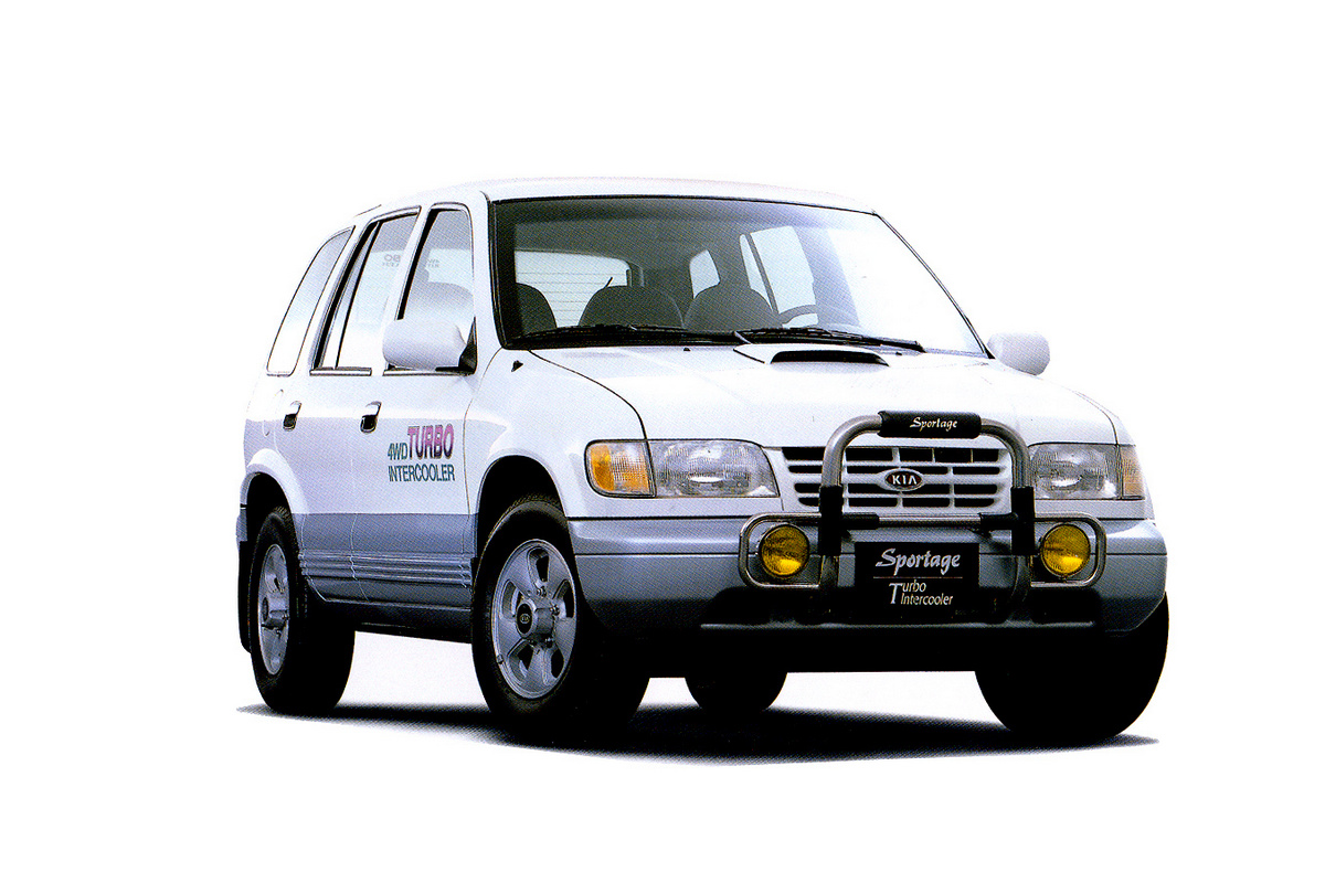 第一代Sportage 1993年推出，也是kIA首款出口至海外的車型。