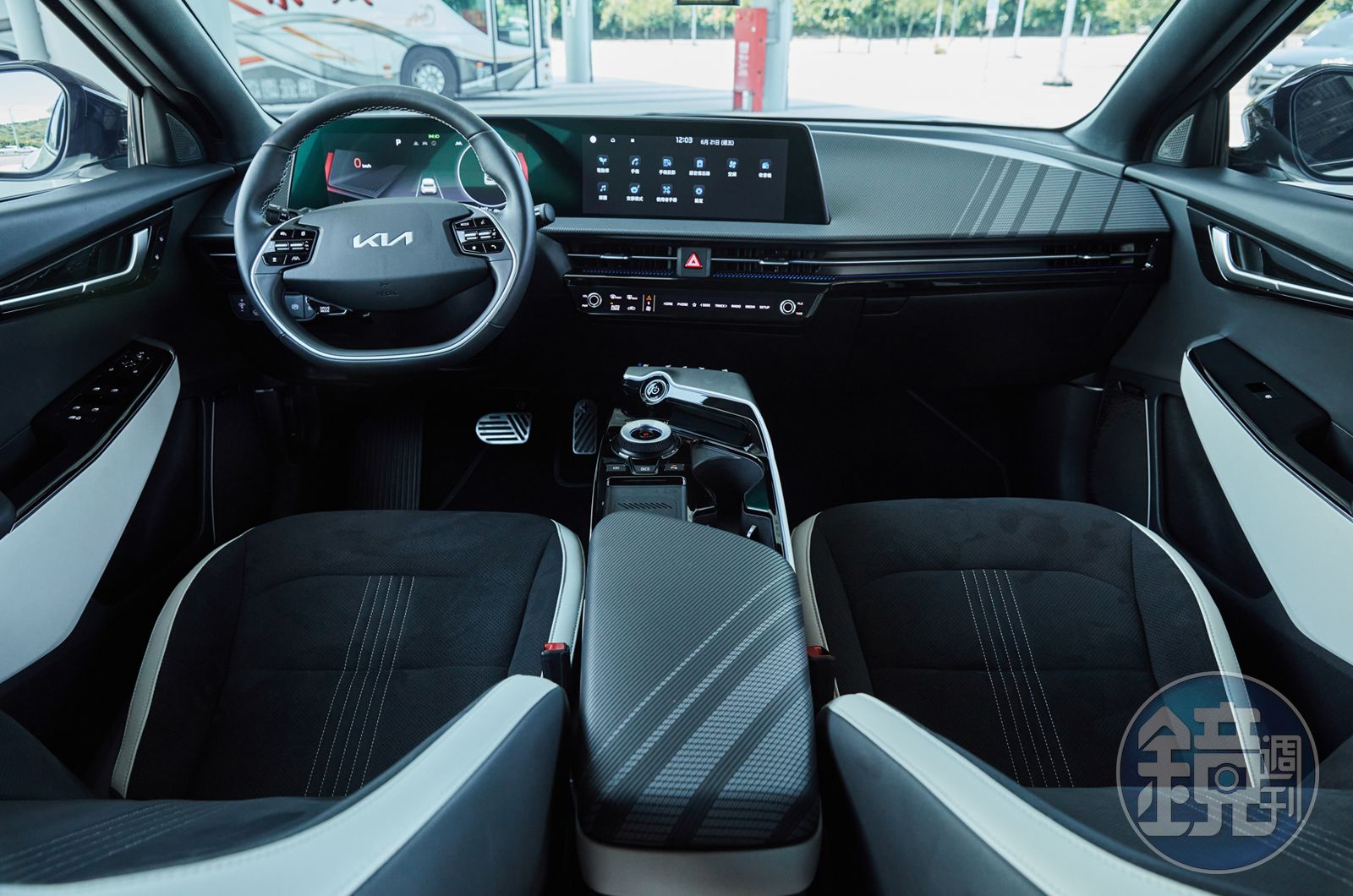 內裝的部份也是Kia EV6 GT-Line增程版的亮點，以雙12.3吋曲面螢幕構成主要的資訊介面，略帶菱角的設計呼應其外觀造型。