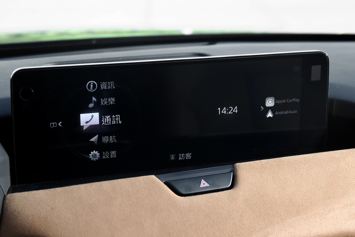 12.3吋中央資訊顯示幕，具備Android Auto TM與無線Apple CarPlay TM智慧裝置連結功能。