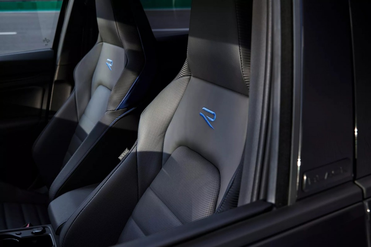 車內的椅子也採用黑色處理，不過在徽飾以及邊條還是有象徵性的藍色配置。
